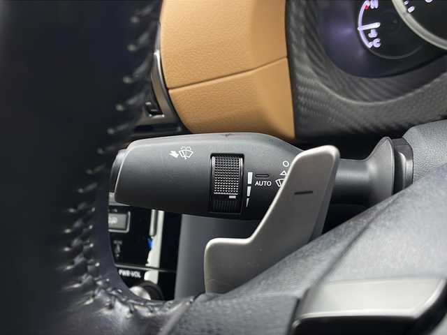 レクサス ＩＳ 300h 栃木県 2022(令4)年 1.2万km ソニッククォーツ ワンオーナー/トヨタセーフティセンス/・プリクラッシュセーフティ/・レーントレーシングアシスト/・レーンディパーチャーアラート/・ロードサインアシスト/・レーダークルーズコントロール/・オートマチックハイビーム/・先行車発進アラーム/・プロアクティブドライビングアシスト/・レーンチェンジアシスト/純正ナビ/（CD/DVD/BT/TV/AM/FM/SD)/サンルーフ/キャメル革合皮レザーシート/シートヒーター/パドルシフト/パノラミックビューモニター/パワーシート/ブラインドスポットモニター/LEDヘッドライト/オートエアコン/オートワイパー/スマートキー/プッシュスタート/電動格納ミラー