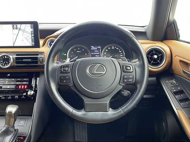 レクサス ＩＳ 300h 栃木県 2022(令4)年 1.2万km ソニッククォーツ ワンオーナー/トヨタセーフティセンス/・プリクラッシュセーフティ/・レーントレーシングアシスト/・レーンディパーチャーアラート/・ロードサインアシスト/・レーダークルーズコントロール/・オートマチックハイビーム/・先行車発進アラーム/・プロアクティブドライビングアシスト/・レーンチェンジアシスト/純正ナビ/（CD/DVD/BT/TV/AM/FM/SD)/サンルーフ/キャメル革合皮レザーシート/シートヒーター/パドルシフト/パノラミックビューモニター/パワーシート/ブラインドスポットモニター/LEDヘッドライト/オートエアコン/オートワイパー/スマートキー/プッシュスタート/電動格納ミラー