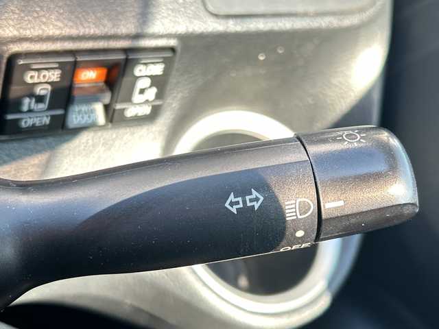 トヨタ シエンタ G 千葉県 2016(平28)年 10.8万km ブラックマイカ ワンオーナー　純正ナビNSZT-W66T　両側パワースライドドア　バックカメラ　純正フリップダウンモニター　ＢＴ　ＥＴＣ　オートマチックハイビーム　Ｗエアバッグ　プッシュスタート　スマートキー　マット