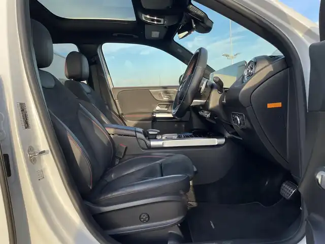 メルセデス・ベンツ ＧＬＢ２００ｄ AMGライン 東京都 2020(令2)年 3.6万km デジタルホワイト サンルーフ/純正ナビ（フルセグTV・Bluetooth・USB・AppleCarPlay・AndoroidoAuto）/アダプティブクルーズコントロール/パーキングアシスト/バックカメラ/全方位カメラ/BSM/ビルトインETC2.0/前席パワーシート/前席シートヒーター/電動リアゲート/コーナーセンサー/横滑り防止装置/衝突軽減ブレーキ/レーンキープアシスト/LEDオートライト/オートハイビーム/ルーフレール/純正フロアマット/3列シート/ハーフレザーシート/スマートキー/プッシュスタート/スペアキーｘ１/ターボ/アイドリングストップ