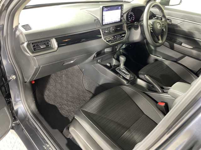 ホンダ ＷＲ－Ｖ Z 神奈川県 2024(令6)年 1万km メテオロイドグレーメタリック 純正９型ディスプレイオーディオ【DG5-1017946】/フルセグ　Bluetooth　USB　AM FM　AppleCarPlay　Androidauto/バックカメラ/ホンダセンシング/衝突軽減ブレーキ/後方誤発進抑制機能/歩行者事故低減ステアリング/路外逸脱抑制機能/車線維持支援システム/標識認識機能/パーキングセンサーシステム/誤発進抑制機能/近距離衝突軽減ブレーキ/アダブティブクルーズコントロール/先行車発進お知らせ機能/オートハイビーム/革巻きステアリング/パドルシフト/合皮/ファブリックコンビシート/純正ビルトインETC2.0/純正前後ドライブレコーダー/プッシュスタート/スマートキー/LEDヘッド/フォグランプ/オートライト/純正17インチアルミホイール/純正リアスポイラー