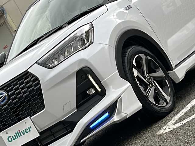 ダイハツ ロッキー プレミアム G HEV 兵庫県 2022(令4)年 0.9万km ブラックマイカメタリック/シャイニングホワイトパール 登録時距離8141km/ワンオーナー/2トーンカラー（ブラックルーフ/ブラックリアスポイラー/ブラックドアミラー）/純正ナビ/フルセグTV/バックカメラ/モデリスタエアロ（F/S/Rアンダー）/スマートアシスト/アダプティブクルーズコントロール/ドライブレコーダー/ETC/オートレベリング機能付LEDヘッドランプ/LEDシーケンシャルターンランプ/LEDフォグランプ/LEDイルミネーションランプ/LEDリアフォグランプ/コーナーセンサー/合皮ハーフレザーシート/シートヒーター（D席N席）/保証書/取説/スペアキー/純正フロアマット/社外AWスタッドレスタイヤ4本積込