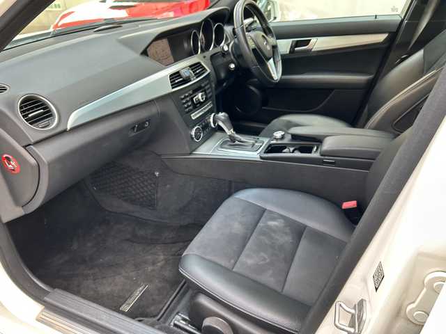 メルセデス・ベンツ Ｃ１８０ アバンギャルド 福岡県 2014(平26)年 5.1万km 白 純正ナビ/純正フロアマット/TV（ワンセグ）/Bluetooth/USBメモリー/ハンズフリー/オートライト/クルーズコントロール/電動格納ミラー/パワーシート（運転席/助手席）/HDD/CD/プッシュスタート/パーキングセンサー/レーンキープアシスト/横滑り防止/プリクラッシュ