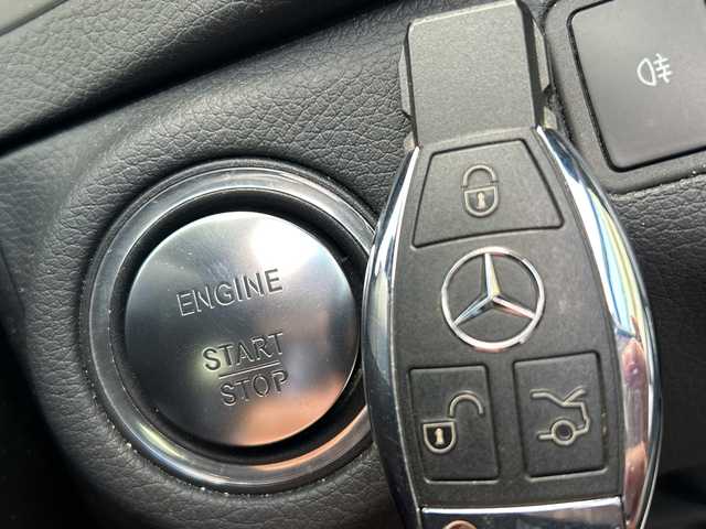 メルセデス・ベンツ Ｃ１８０ アバンギャルド 福岡県 2014(平26)年 5.1万km 白 純正ナビ/純正フロアマット/TV（ワンセグ）/Bluetooth/USBメモリー/ハンズフリー/オートライト/クルーズコントロール/電動格納ミラー/パワーシート（運転席/助手席）/HDD/CD/プッシュスタート/パーキングセンサー/レーンキープアシスト/横滑り防止/プリクラッシュ