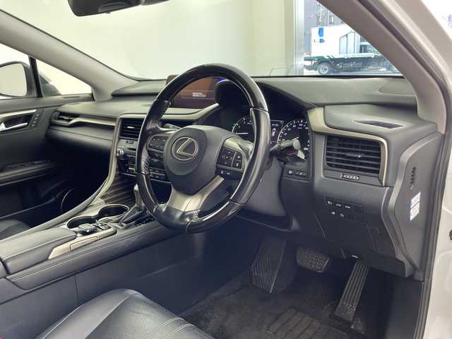 レクサス ＲＸ 200t バージョンL 兵庫県 2016(平28)年 6.7万km ソニッククォーツ ・パノラミックルーフ/・LEXUSsafety/・プリクラッシュセーフティ/・レーダークルーズコントロール/・オートマチックハイビーム/・リヤクロストラフィックアラート/・ブラインドスポットモニター/・クリアランスソナー/・純正12.3インチナビ＆TV＆BT＆USB＆DVD＆BD/・パノラマミックビューモニター/・ビルトインETC2.0/・レザーシート/・前席パワーシート/・全席シートヒーター/・前席シートベンチレーション/・純正20インチアルミホイール/・スマートキー/・パワーバックドア/・3眼LEDヘッドライト/・LEDフォグランプ/・オートライト/・ヘッドアップディスプレイ/・AC100V電源/・ステアリングヒーター/・ステアリングスイッチ