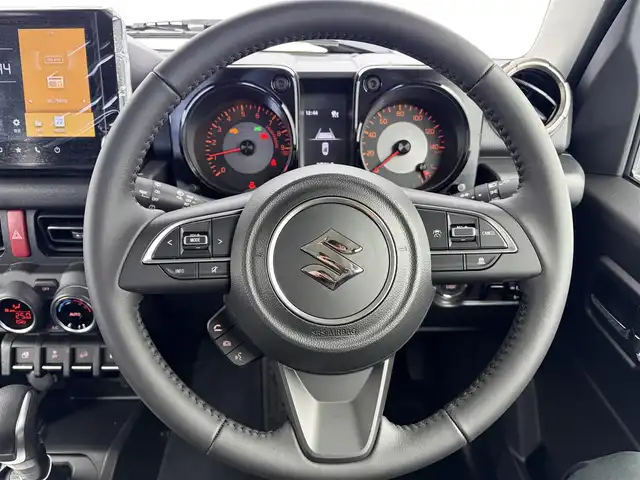 スズキ ジムニー XC 愛知県 2025(令7)年 0.1千km ジャングルグリーン 純正ディスプレイオーディオ/（Bluetooth/AM/FM/USB入力）/バックカメラ/シートヒーター/電動格納ミラー/フルフラット/LEDライト/ステアリングリモコン/ダウンヒルアシスト/コーナーセンサー/アダプティブクルーズコントロール/衝突軽減システム/純正AW