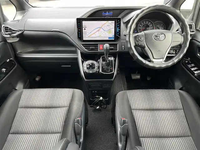 トヨタ ヴォクシー ZS 煌 奈良県 2018(平30)年 6.4万km ブラック トヨタセーフティ　/両側パワースライド　/カロッツェリアサイバーフルセグナビ９インチ　/【ＡＶＩＣ－ＣＥ９０１ＶＯ】　/純正AW　205/60/R16　/純正フロアマット　/３列シート　/８人乗り仕様　/ETC