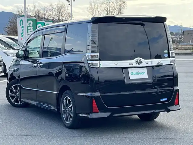 トヨタ ヴォクシー ZS 煌 奈良県 2018(平30)年 6.4万km ブラック トヨタセーフティ　/両側パワースライド　/カロッツェリアサイバーフルセグナビ９インチ　/【ＡＶＩＣ－ＣＥ９０１ＶＯ】　/純正AW　205/60/R16　/純正フロアマット　/３列シート　/８人乗り仕様　/ETC