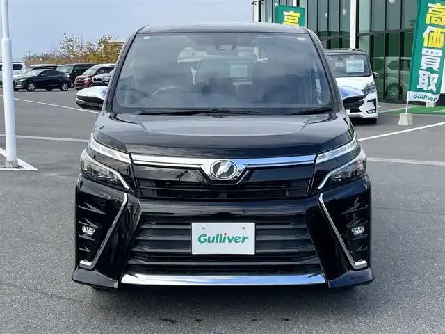 トヨタ ヴォクシー ZS 煌 奈良県 2018(平30)年 6.4万km ブラック トヨタセーフティ　/両側パワースライド　/カロッツェリアサイバーフルセグナビ９インチ　/【ＡＶＩＣ－ＣＥ９０１ＶＯ】　/純正AW　205/60/R16　/純正フロアマット　/３列シート　/８人乗り仕様　/ETC