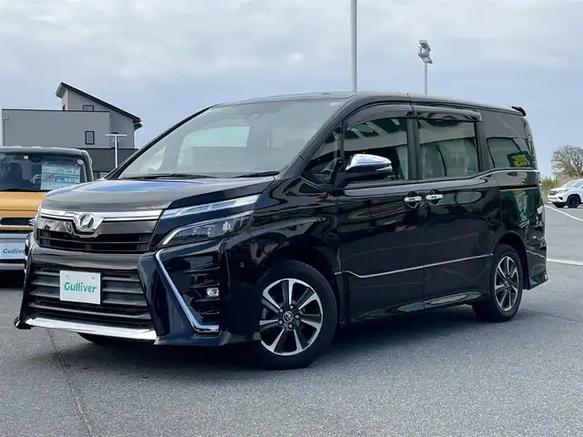 トヨタ ヴォクシー ZS 煌 奈良県 2018(平30)年 6.4万km ブラック トヨタセーフティ　/両側パワースライド　/カロッツェリアサイバーフルセグナビ９インチ　/【ＡＶＩＣ－ＣＥ９０１ＶＯ】　/純正AW　205/60/R16　/純正フロアマット　/３列シート　/８人乗り仕様　/ETC