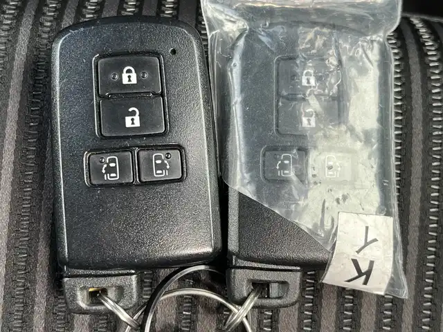 トヨタ ヴォクシー ZS 煌 奈良県 2018(平30)年 6.4万km ブラック トヨタセーフティ　/両側パワースライド　/カロッツェリアサイバーフルセグナビ９インチ　/【ＡＶＩＣ－ＣＥ９０１ＶＯ】　/純正AW　205/60/R16　/純正フロアマット　/３列シート　/８人乗り仕様　/ETC