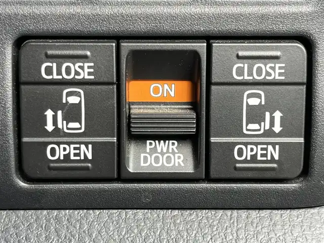 トヨタ ヴォクシー ZS 煌 奈良県 2018(平30)年 6.4万km ブラック トヨタセーフティ　/両側パワースライド　/カロッツェリアサイバーフルセグナビ９インチ　/【ＡＶＩＣ－ＣＥ９０１ＶＯ】　/純正AW　205/60/R16　/純正フロアマット　/３列シート　/８人乗り仕様　/ETC