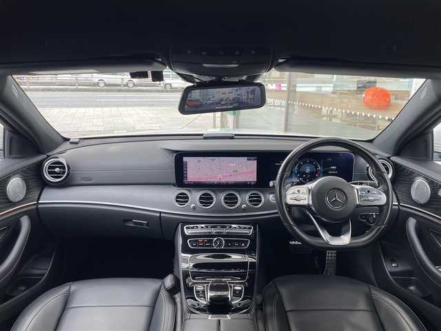 メルセデス・ベンツ Ｅ２２０ｄ ローレウスエディション 愛知県 2020(令2)年 7.1万km ポーラホワイト /禁煙//正規ディーラー車//AMGライン　//エアバランスパッケージ//エクスクルーシブパッケージ//レーダーセーフティパッケージ//ブルメスターサウンド　//純正19AW//メーカーナビ　//フルセグ/USB/SD//AndroidAuto/AppleCarPlay//全方位カメラ　//ETC2.0　//前後ドラレコ//デジタルルームミラー　//パワーバックドア//黒革　//前後シートヒーター　//メモリ付パワーシート//BSA/LCA/ACC/HUD/パーキングアシスト//アテンションアシスト/ブレーキアシスト//アイドリングストップ　//革巻きステアリング//ステアリングスイッチ//パドルシフト//アンビエントライト//オートリトラミラー //LEDオートライト //純正マット//保証書　//取説　//ディーラー記録簿　//スペアキー