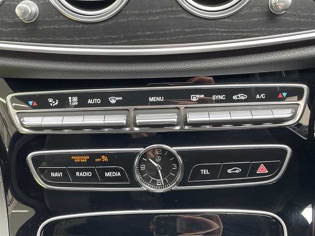 メルセデス・ベンツ Ｅ２２０ｄ ローレウスエディション 愛知県 2020(令2)年 7.1万km ポーラホワイト /禁煙//正規ディーラー車//AMGライン　//エアバランスパッケージ//エクスクルーシブパッケージ//レーダーセーフティパッケージ//ブルメスターサウンド　//純正19AW//メーカーナビ　//フルセグ/USB/SD//AndroidAuto/AppleCarPlay//全方位カメラ　//ETC2.0　//前後ドラレコ//デジタルルームミラー　//パワーバックドア//黒革　//前後シートヒーター　//メモリ付パワーシート//BSA/LCA/ACC/HUD/パーキングアシスト//アテンションアシスト/ブレーキアシスト//アイドリングストップ　//革巻きステアリング//ステアリングスイッチ//パドルシフト//アンビエントライト//オートリトラミラー //LEDオートライト //純正マット//保証書　//取説　//ディーラー記録簿　//スペアキー