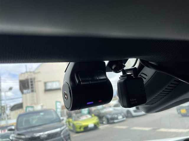 メルセデス・ベンツ Ｅ２２０ｄ ローレウスエディション 愛知県 2020(令2)年 7.1万km ポーラホワイト /禁煙//正規ディーラー車//AMGライン　//エアバランスパッケージ//エクスクルーシブパッケージ//レーダーセーフティパッケージ//ブルメスターサウンド　//純正19AW//メーカーナビ　//フルセグ/USB/SD//AndroidAuto/AppleCarPlay//全方位カメラ　//ETC2.0　//前後ドラレコ//デジタルルームミラー　//パワーバックドア//黒革　//前後シートヒーター　//メモリ付パワーシート//BSA/LCA/ACC/HUD/パーキングアシスト//アテンションアシスト/ブレーキアシスト//アイドリングストップ　//革巻きステアリング//ステアリングスイッチ//パドルシフト//アンビエントライト//オートリトラミラー //LEDオートライト //純正マット//保証書　//取説　//ディーラー記録簿　//スペアキー