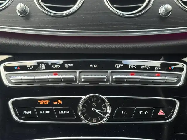 メルセデス・ベンツ Ｅ２２０ｄ ローレウスエディション 愛知県 2020(令2)年 7.1万km ポーラホワイト /禁煙//正規ディーラー車//AMGライン　//エアバランスパッケージ//エクスクルーシブパッケージ//レーダーセーフティパッケージ//ブルメスターサウンド　//純正19AW//メーカーナビ　//フルセグ/USB/SD//AndroidAuto/AppleCarPlay//全方位カメラ　//ETC2.0　//前後ドラレコ//デジタルルームミラー　//パワーバックドア//黒革　//前後シートヒーター　//メモリ付パワーシート//BSA/LCA/ACC/HUD/パーキングアシスト//アテンションアシスト/ブレーキアシスト//アイドリングストップ　//革巻きステアリング//ステアリングスイッチ//パドルシフト//アンビエントライト//オートリトラミラー //LEDオートライト //純正マット//保証書　//取説　//ディーラー記録簿　//スペアキー