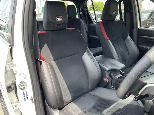 トヨタ ハイラックス Z GRスポーツ 愛知県 2022(令4)年 1.9万km スーパーホワイトⅡ ・ターボ車/・寒冷地使用/・純正ディスプレイオーディオ（ナビあり）/・全方位カメラ/・ETC（新セキュリティ対応）/・Bluetooth/USB/HDMI接続/・アダプティブクルーズコントロール/・MTモード付きAT/・パドルシフト/・パワーシート（D）/・ハーフレザーシート/・純正フロアマット/・純正１８インチアルミホイール/・LEDヘッドライト/・コーナーセンサー/・横滑り防止装置/・衝突軽減ブレーキ/・レーンキープアシスト/・ドライブレコーダー（前後）/・ダウンヒルアシストコントロール/・アラウンドビューモニター