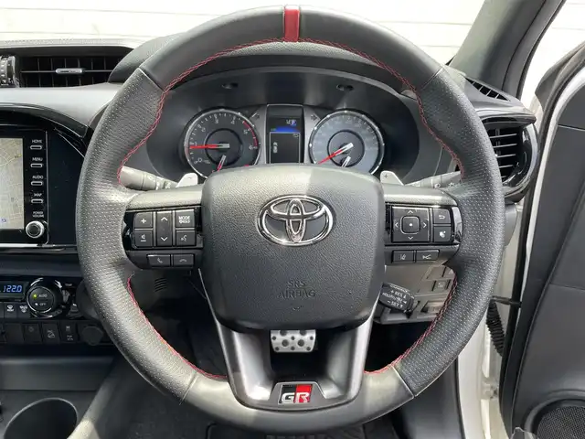 トヨタ ハイラックス Z GRスポーツ 愛知県 2022(令4)年 1.9万km スーパーホワイトⅡ ・ターボ車/・寒冷地使用/・純正ディスプレイオーディオ（ナビあり）/・全方位カメラ/・ETC（新セキュリティ対応）/・Bluetooth/USB/HDMI接続/・アダプティブクルーズコントロール/・MTモード付きAT/・パドルシフト/・パワーシート（D）/・ハーフレザーシート/・純正フロアマット/・純正１８インチアルミホイール/・LEDヘッドライト/・コーナーセンサー/・横滑り防止装置/・衝突軽減ブレーキ/・レーンキープアシスト/・ドライブレコーダー（前後）/・ダウンヒルアシストコントロール/・アラウンドビューモニター