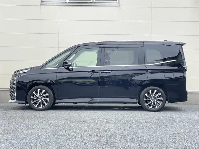 トヨタ ヴォクシー S－Z 茨城県 2022(令4)年 2.4万km アティチュードブラックマイカ 革巻きステアリング/10インチナビ機能付きDA/DVDプレイヤー/バックカメラ/純正ドライブレコーダー/両側パワースライドドア/ハーフレザーシート/シートヒーター/USB/HDMI/トヨタセーフティセンス/レーダークルーズコントロール/LEDヘッドライト/ETC