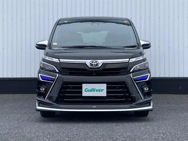 トヨタ ヴォクシー ZS 煌Ⅲ 千葉県 2021(令3)年 3.4万km イナズマスパーキングブラックガラスフレーク 純正10インチナビ/(フルセグTV/BT/CD/DVD/FM/AM)/バックカメラ/モデリスタエアロ/衝突被害軽減システム/車線逸脱警報/クルーズコントロール/純正フリップダウンモニター/ハーフレザーシート/両側パワースライドドア/横滑り防止装置/ETC/アイドリングストップ/LEDヘッドライト/フォグランプ/オートライト/ウィンカーミラー/電動格納ミラー/純正16インチAW/シートリフター/プッシュスタート/スマートキー/スペアキー/フロアマット/ドアバイザー/取扱説明書/保証書