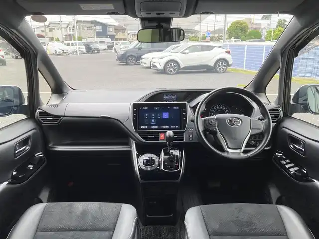 トヨタ ヴォクシー ZS 煌Ⅲ 千葉県 2021(令3)年 3.4万km イナズマスパーキングブラックガラスフレーク 純正10インチナビ/(フルセグTV/BT/CD/DVD/FM/AM)/バックカメラ/モデリスタエアロ/衝突被害軽減システム/車線逸脱警報/クルーズコントロール/純正フリップダウンモニター/ハーフレザーシート/両側パワースライドドア/横滑り防止装置/ETC/アイドリングストップ/LEDヘッドライト/フォグランプ/オートライト/ウィンカーミラー/電動格納ミラー/純正16インチAW/シートリフター/プッシュスタート/スマートキー/スペアキー/フロアマット/ドアバイザー/取扱説明書/保証書