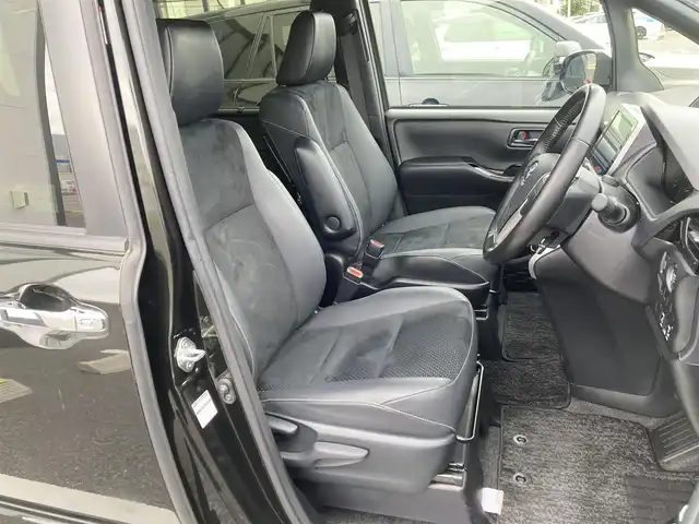 トヨタ ヴォクシー ZS 煌Ⅲ 千葉県 2021(令3)年 3.4万km イナズマスパーキングブラックガラスフレーク 純正10インチナビ/(フルセグTV/BT/CD/DVD/FM/AM)/バックカメラ/モデリスタエアロ/衝突被害軽減システム/車線逸脱警報/クルーズコントロール/純正フリップダウンモニター/ハーフレザーシート/両側パワースライドドア/横滑り防止装置/ETC/アイドリングストップ/LEDヘッドライト/フォグランプ/オートライト/ウィンカーミラー/電動格納ミラー/純正16インチAW/シートリフター/プッシュスタート/スマートキー/スペアキー/フロアマット/ドアバイザー/取扱説明書/保証書