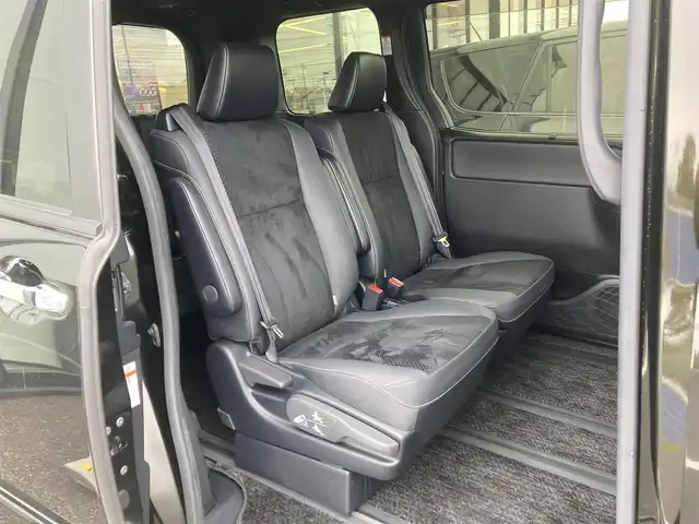 トヨタ ヴォクシー ZS 煌Ⅲ 千葉県 2021(令3)年 3.4万km イナズマスパーキングブラックガラスフレーク 純正10インチナビ/(フルセグTV/BT/CD/DVD/FM/AM)/バックカメラ/モデリスタエアロ/衝突被害軽減システム/車線逸脱警報/クルーズコントロール/純正フリップダウンモニター/ハーフレザーシート/両側パワースライドドア/横滑り防止装置/ETC/アイドリングストップ/LEDヘッドライト/フォグランプ/オートライト/ウィンカーミラー/電動格納ミラー/純正16インチAW/シートリフター/プッシュスタート/スマートキー/スペアキー/フロアマット/ドアバイザー/取扱説明書/保証書
