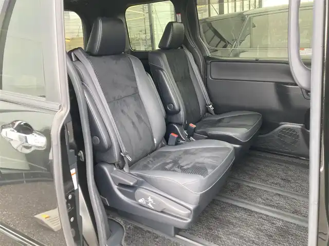 トヨタ ヴォクシー ZS 煌Ⅲ 千葉県 2021(令3)年 3.4万km イナズマスパーキングブラックガラスフレーク 純正10インチナビ/(フルセグTV/BT/CD/DVD/FM/AM)/バックカメラ/モデリスタエアロ/衝突被害軽減システム/車線逸脱警報/クルーズコントロール/純正フリップダウンモニター/ハーフレザーシート/両側パワースライドドア/横滑り防止装置/ETC/アイドリングストップ/LEDヘッドライト/フォグランプ/オートライト/ウィンカーミラー/電動格納ミラー/純正16インチAW/シートリフター/プッシュスタート/スマートキー/スペアキー/フロアマット/ドアバイザー/取扱説明書/保証書