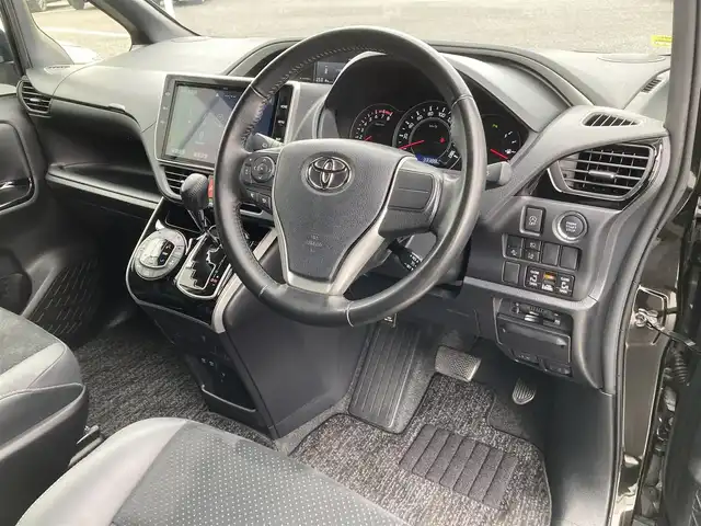 トヨタ ヴォクシー ZS 煌Ⅲ 千葉県 2021(令3)年 3.4万km イナズマスパーキングブラックガラスフレーク 純正10インチナビ/(フルセグTV/BT/CD/DVD/FM/AM)/バックカメラ/モデリスタエアロ/衝突被害軽減システム/車線逸脱警報/クルーズコントロール/純正フリップダウンモニター/ハーフレザーシート/両側パワースライドドア/横滑り防止装置/ETC/アイドリングストップ/LEDヘッドライト/フォグランプ/オートライト/ウィンカーミラー/電動格納ミラー/純正16インチAW/シートリフター/プッシュスタート/スマートキー/スペアキー/フロアマット/ドアバイザー/取扱説明書/保証書