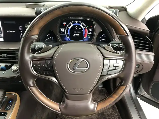 レクサス ＬＳ 500 バージョンL 愛知県 2018(平30)年 6.9万km マンガンラスター オプションボディカラー（マンガンラスター）/ムーンルーフ/純正フロアマット/予防安全パッケージ/　　・衝突被害軽減ブレーキ/　　・フロントクロストラフィックアラート/　　・車線はみ出しアラート/　　・ハンドル操作サポート/　　・レーンチェンジアシスト/　　・追従ドライブ支援機能/　　・自動ハイビーム/　　・標識読み取りディスプレイ/　　・発進遅れ告知機能/　　・ドライバー異常時対応システム/　　・ドライバーモニター連携/　　・プロアクティブドライビングアシスト/ブラインドスポットモニター/パノラミックビューモニター /三眼フルLEDヘッドランプ/ITS Connect/HUD/ステアリングリモコン/パドルシフト/パワーシート/シートメモリ/シートヒーター/エアシート/レーダー探知機/スマートキー