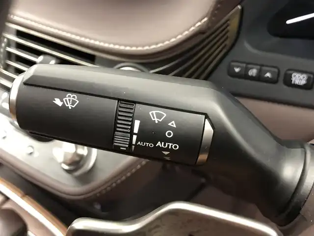 レクサス ＬＳ 500 バージョンL 愛知県 2018(平30)年 6.9万km マンガンラスター オプションボディカラー（マンガンラスター）/ムーンルーフ/純正フロアマット/予防安全パッケージ/　　・衝突被害軽減ブレーキ/　　・フロントクロストラフィックアラート/　　・車線はみ出しアラート/　　・ハンドル操作サポート/　　・レーンチェンジアシスト/　　・追従ドライブ支援機能/　　・自動ハイビーム/　　・標識読み取りディスプレイ/　　・発進遅れ告知機能/　　・ドライバー異常時対応システム/　　・ドライバーモニター連携/　　・プロアクティブドライビングアシスト/ブラインドスポットモニター/パノラミックビューモニター /三眼フルLEDヘッドランプ/ITS Connect/HUD/ステアリングリモコン/パドルシフト/パワーシート/シートメモリ/シートヒーター/エアシート/レーダー探知機/スマートキー