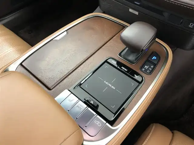 レクサス ＬＳ 500 バージョンL 愛知県 2018(平30)年 6.9万km マンガンラスター オプションボディカラー（マンガンラスター）/ムーンルーフ/純正フロアマット/予防安全パッケージ/　　・衝突被害軽減ブレーキ/　　・フロントクロストラフィックアラート/　　・車線はみ出しアラート/　　・ハンドル操作サポート/　　・レーンチェンジアシスト/　　・追従ドライブ支援機能/　　・自動ハイビーム/　　・標識読み取りディスプレイ/　　・発進遅れ告知機能/　　・ドライバー異常時対応システム/　　・ドライバーモニター連携/　　・プロアクティブドライビングアシスト/ブラインドスポットモニター/パノラミックビューモニター /三眼フルLEDヘッドランプ/ITS Connect/HUD/ステアリングリモコン/パドルシフト/パワーシート/シートメモリ/シートヒーター/エアシート/レーダー探知機/スマートキー