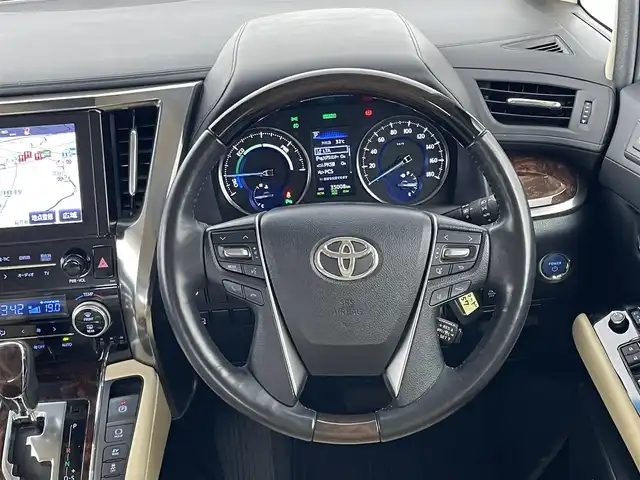 トヨタ アルファードハイブリット G Fパッケージ 埼玉県 2018(平30)年 3.5万km ホワイトパールクリスタルシャイン ４WD/純正メーカーオプションナビ/CD/DVD/Bluetooth/フルセグ/後席用フリップダウンモニター/デジタルインナーミラー/パノラミックビューモニター/トヨタセーフティセンス/・プリクラッシュセーフティ/・レーントレーシングアシスト/・レーダークルーズコントロール/・ロードサインアシスト/・オートマチックハイビーム/ブラインドスポットモニター/先行車発進告知/ビルトインETC2.0/パワーバックドア/レザーシート/前席パワーシート/前席シートヒーター/エアシート/純正17インチAW/オートライト/２限LEDヘッドライト/社外AW付きスタッドレスタイヤ４本積込