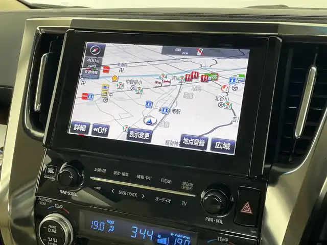 トヨタ アルファードハイブリット G Fパッケージ 埼玉県 2018(平30)年 3.5万km ホワイトパールクリスタルシャイン ４WD/純正メーカーオプションナビ/CD/DVD/Bluetooth/フルセグ/後席用フリップダウンモニター/デジタルインナーミラー/パノラミックビューモニター/トヨタセーフティセンス/・プリクラッシュセーフティ/・レーントレーシングアシスト/・レーダークルーズコントロール/・ロードサインアシスト/・オートマチックハイビーム/ブラインドスポットモニター/先行車発進告知/ビルトインETC2.0/パワーバックドア/レザーシート/前席パワーシート/前席シートヒーター/エアシート/純正17インチAW/オートライト/２限LEDヘッドライト/社外AW付きスタッドレスタイヤ４本積込