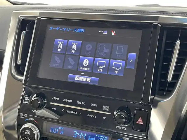 トヨタ アルファードハイブリット G Fパッケージ 埼玉県 2018(平30)年 3.5万km ホワイトパールクリスタルシャイン ４WD/純正メーカーオプションナビ/CD/DVD/Bluetooth/フルセグ/後席用フリップダウンモニター/デジタルインナーミラー/パノラミックビューモニター/トヨタセーフティセンス/・プリクラッシュセーフティ/・レーントレーシングアシスト/・レーダークルーズコントロール/・ロードサインアシスト/・オートマチックハイビーム/ブラインドスポットモニター/先行車発進告知/ビルトインETC2.0/パワーバックドア/レザーシート/前席パワーシート/前席シートヒーター/エアシート/純正17インチAW/オートライト/２限LEDヘッドライト/社外AW付きスタッドレスタイヤ４本積込