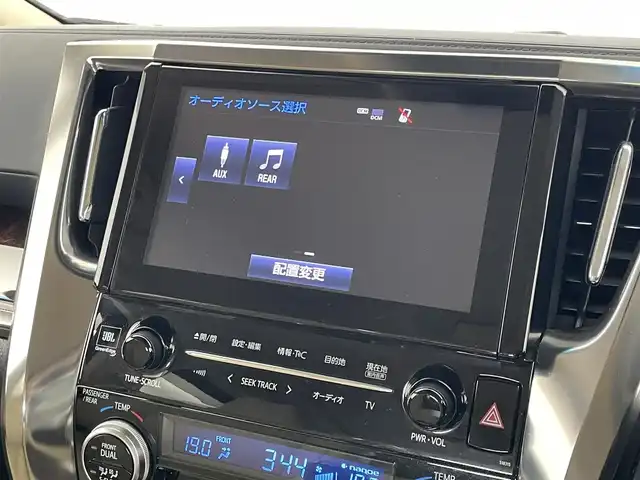 トヨタ アルファードハイブリット G Fパッケージ 埼玉県 2018(平30)年 3.5万km ホワイトパールクリスタルシャイン ４WD/純正メーカーオプションナビ/CD/DVD/Bluetooth/フルセグ/後席用フリップダウンモニター/デジタルインナーミラー/パノラミックビューモニター/トヨタセーフティセンス/・プリクラッシュセーフティ/・レーントレーシングアシスト/・レーダークルーズコントロール/・ロードサインアシスト/・オートマチックハイビーム/ブラインドスポットモニター/先行車発進告知/ビルトインETC2.0/パワーバックドア/レザーシート/前席パワーシート/前席シートヒーター/エアシート/純正17インチAW/オートライト/２限LEDヘッドライト/社外AW付きスタッドレスタイヤ４本積込