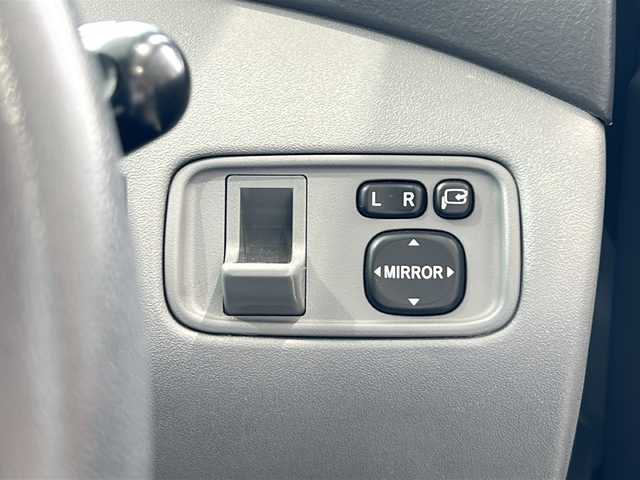 トヨタ ヴィッツ F Dパッケージ ビューティフルS 富山県 2002(平14)年 9.3万km シルバーM 禁煙車　/４ＷＤ　/特別仕様車　/純正アルミ　/純正オーディオ　/電動格納ミラー　/ワンオーナー