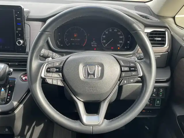ホンダ オデッセイ アブソルート EX 熊本県 2022(令4)年 4万km パール 純正10インチナビ（VXU-227DYi）/・フルセグTV/Bluetooth/DVD/CD/HDMI/純正12.8型フリップダウンモニター/全周囲カメラ/両側パワースライドドア/パワーテールゲート/シートヒーター/純正前後ドライブレコーダー/前後コーナーセンサー/ビルトインETC2.0/純正18インチアルミホイール/純正フロアマット/純正ドアバイザー/ホンダセンシング/・標識認識システム/・CMBS（衝突軽減システム）/・ACC先行車検知音/・先行車発信警報/・路外逸脱抑制システム/・レーンキープアシストシステム/・ブラインドスポットシステム