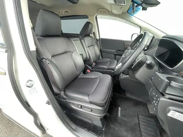 ホンダ オデッセイ アブソルート EX 熊本県 2022(令4)年 4万km パール 純正10インチナビ（VXU-227DYi）/・フルセグTV/Bluetooth/DVD/CD/HDMI/純正12.8型フリップダウンモニター/全周囲カメラ/両側パワースライドドア/パワーテールゲート/シートヒーター/純正前後ドライブレコーダー/前後コーナーセンサー/ビルトインETC2.0/純正18インチアルミホイール/純正フロアマット/純正ドアバイザー/ホンダセンシング/・標識認識システム/・CMBS（衝突軽減システム）/・ACC先行車検知音/・先行車発信警報/・路外逸脱抑制システム/・レーンキープアシストシステム/・ブラインドスポットシステム