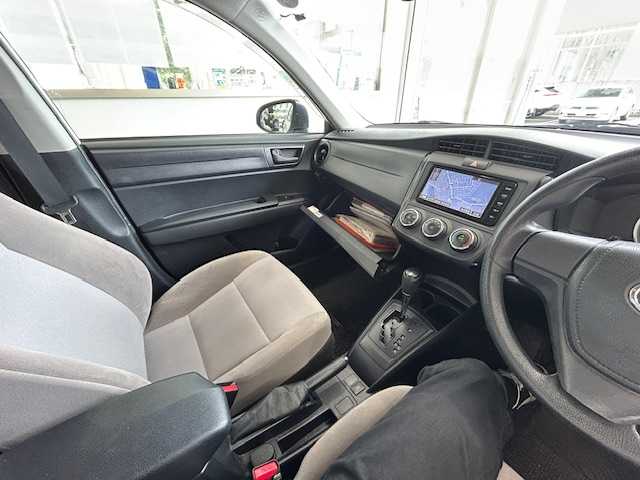 トヨタ カローラ アクシオ 1．5X 宮城県 2015(平27)年 15.7万km スーパーホワイトⅡ 4WD/純正メモリナビ/AM/FM/BT/CD/フルセグTV/バックカメラ/社外アルミ夏タイヤ15インチ/フロントワイパーデアイサー/ヘッドランプレベライザー/横滑り防止装置/衝突被害軽減システム/ウィンカードアミラー/ETC/保証書・記録簿・取扱説明書