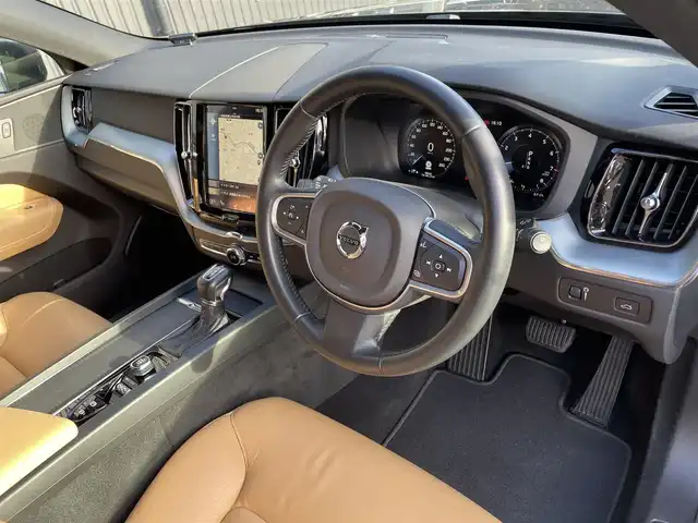 ボルボ ＸＣ６０ T5 AWD モーメンタム 福島県 2018(平30)年 4.8万km グレー ワンオーナー/アダプティブクルーズコントロール/ブラインドスポットモニター/レーンキープアシスト/茶革シート/パワーシート(前席)/シートヒーター(前席)/パワーリアゲート/フットオープナー/純正ナビ(BT/USB/CD)/AppleCarPlay/フルセグTV/360°カメラ/純正18AW/自動駐車/パーキングアシスト/コーナーリングライト/アダプティブヘッドライト/ドライブレコーダー(前方)/ETC/取扱説明書/保証書/スペアキー