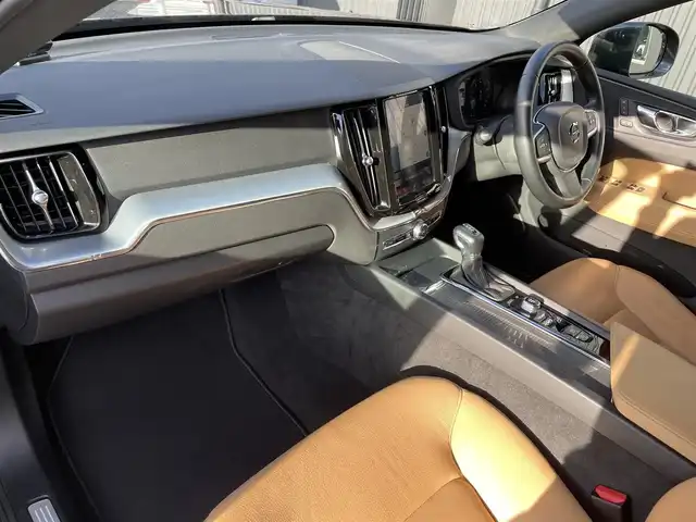ボルボ ＸＣ６０ T5 AWD モーメンタム 福島県 2018(平30)年 4.8万km グレー ワンオーナー/アダプティブクルーズコントロール/ブラインドスポットモニター/レーンキープアシスト/茶革シート/パワーシート(前席)/シートヒーター(前席)/パワーリアゲート/フットオープナー/純正ナビ(BT/USB/CD)/AppleCarPlay/フルセグTV/360°カメラ/純正18AW/自動駐車/パーキングアシスト/コーナーリングライト/アダプティブヘッドライト/ドライブレコーダー(前方)/ETC/取扱説明書/保証書/スペアキー