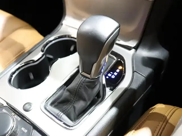 クライスラー・ジープ ジープ グランドチェロキー ラレード 静岡県 2019(令1)年 7万km 白 純正ナビ　/バックカメラ　/クルーズコントロール　/ＨＩＤ　/ＥＴＣ　/革調シートカバー　/ＬＫＡ　/ＢＳＭ　/スマートキー　/パドルシフト　/アイドリングストップ　/社外ドライブレコーダー　/純正１８ＡＷ
