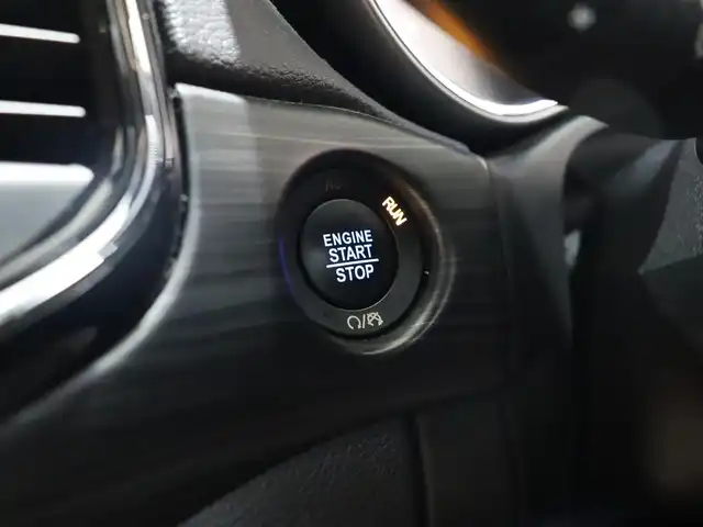 クライスラー・ジープ ジープ グランドチェロキー ラレード 静岡県 2019(令1)年 7万km 白 純正ナビ　/バックカメラ　/クルーズコントロール　/ＨＩＤ　/ＥＴＣ　/革調シートカバー　/ＬＫＡ　/ＢＳＭ　/スマートキー　/パドルシフト　/アイドリングストップ　/社外ドライブレコーダー　/純正１８ＡＷ
