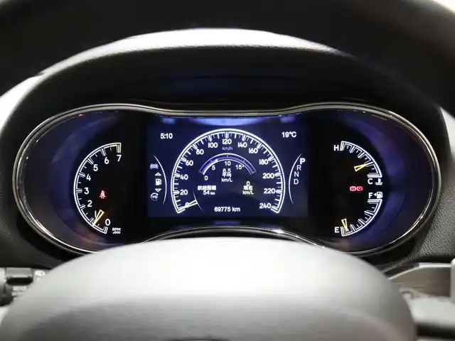 クライスラー・ジープ ジープ グランドチェロキー ラレード 静岡県 2019(令1)年 7万km 白 純正ナビ　/バックカメラ　/クルーズコントロール　/ＨＩＤ　/ＥＴＣ　/革調シートカバー　/ＬＫＡ　/ＢＳＭ　/スマートキー　/パドルシフト　/アイドリングストップ　/社外ドライブレコーダー　/純正１８ＡＷ