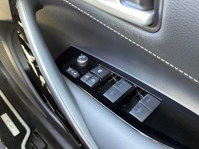 トヨタ カローラツーリング ダブルバイビー 兵庫県 2022(令4)年 1万km プラチナホワイトパールマイカ 保証書・取説・有/純正メモリーナビ・BT・FM・AM/バックカメラ/ETC2.0/前後ドライブレコーダー/追尾機能付きクルーズコントロール/車線逸脱防止支援システム/衝突被害軽減ブレーキ/パーキングブレーキサポート/クリアランスソナー/リアトラフィックアラート/ロードサインアシスト/ハンドルヒーター/シートヒーター/ブレーキホールド/電動パーキングブレーキ/ブラインドスポットミラー/プッシュスタート/スマートキー×2/純正フロアマット/純正ドアバイザー