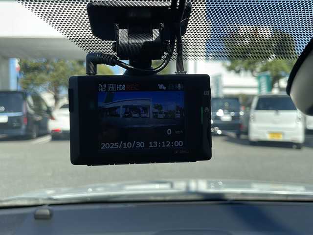 トヨタ カローラツーリング ダブルバイビー 兵庫県 2022(令4)年 1万km プラチナホワイトパールマイカ 保証書・取説・有/純正メモリーナビ・BT・FM・AM/バックカメラ/ETC2.0/前後ドライブレコーダー/追尾機能付きクルーズコントロール/車線逸脱防止支援システム/衝突被害軽減ブレーキ/パーキングブレーキサポート/クリアランスソナー/リアトラフィックアラート/ロードサインアシスト/ハンドルヒーター/シートヒーター/ブレーキホールド/電動パーキングブレーキ/ブラインドスポットミラー/プッシュスタート/スマートキー×2/純正フロアマット/純正ドアバイザー