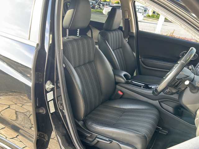 ホンダ ヴェゼル ハイブリッド Z ホンダセンシング 静岡県 2018(平30)年 7.2万km クリスタルブラックパール 社外ナビ（AM FM DTV Bluetooth SD DVD フルセグ USB ipod）/バックカメラ/アダプティブクルーズコントロール/ハーフレザーシート/シートヒーターD＋N席/チップアップシート/ドライブレコーダー/ヒーテッドドアミラー/ステアリングリモコンアダプター/ブレーキホールド/ETC/純正アルミホイール/社外フロアマット/LEDヘッドライト/フォグランプ/Wエアバッグ/カーテンエアバッグ/スマートキー/スペアキー×１/取扱説明書/保証書