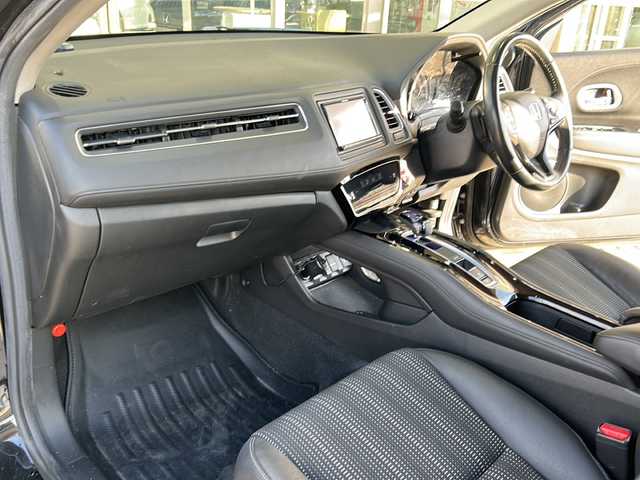 ホンダ ヴェゼル ハイブリッド Z ホンダセンシング 静岡県 2018(平30)年 7.2万km クリスタルブラックパール 社外ナビ（AM FM DTV Bluetooth SD DVD フルセグ USB ipod）/バックカメラ/アダプティブクルーズコントロール/ハーフレザーシート/シートヒーターD＋N席/チップアップシート/ドライブレコーダー/ヒーテッドドアミラー/ステアリングリモコンアダプター/ブレーキホールド/ETC/純正アルミホイール/社外フロアマット/LEDヘッドライト/フォグランプ/Wエアバッグ/カーテンエアバッグ/スマートキー/スペアキー×１/取扱説明書/保証書