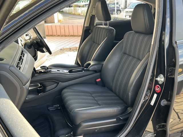 ホンダ ヴェゼル ハイブリッド Z ホンダセンシング 静岡県 2018(平30)年 7.2万km クリスタルブラックパール 社外ナビ（AM FM DTV Bluetooth SD DVD フルセグ USB ipod）/バックカメラ/アダプティブクルーズコントロール/ハーフレザーシート/シートヒーターD＋N席/チップアップシート/ドライブレコーダー/ヒーテッドドアミラー/ステアリングリモコンアダプター/ブレーキホールド/ETC/純正アルミホイール/社外フロアマット/LEDヘッドライト/フォグランプ/Wエアバッグ/カーテンエアバッグ/スマートキー/スペアキー×１/取扱説明書/保証書